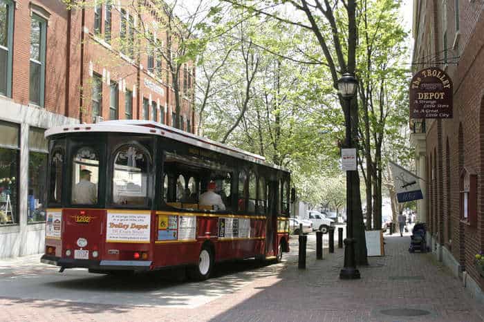 Red-Salem-Trolley-Tour-In-Downtown-Salem